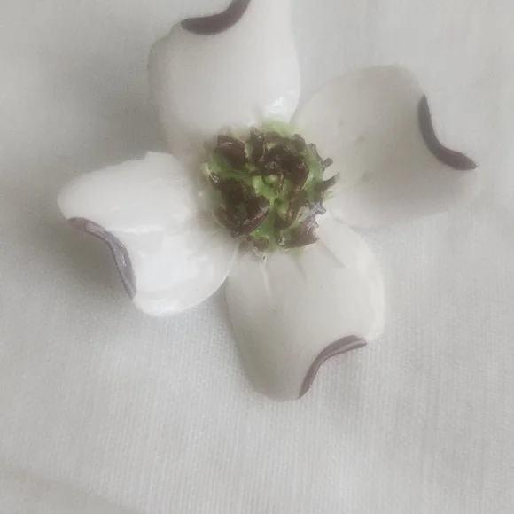 Vtg Pair- Ceramic Dogwood Flower Pin/ Brooches -Flower Pins - Picture 4 of 5